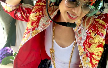冠南華頭飾＋褂 blazer by ，襯奶奶珍藏 30 年 Vintage Céline 腰鏈 （styling by Winnie Leung 啦，當然！）